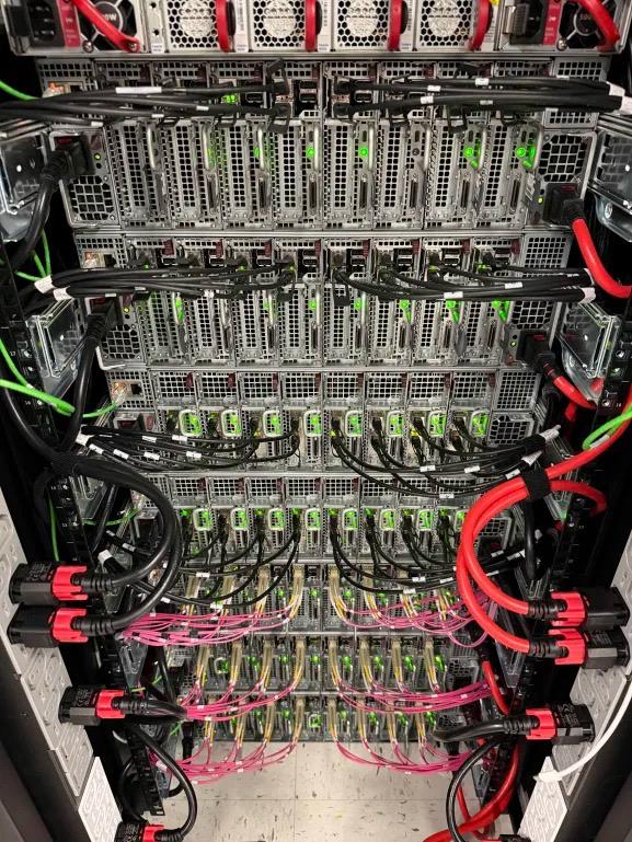 Servidores Dell en rack — DataCenter propio INANetworks Santiago Chile